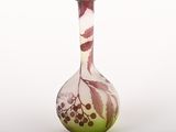 un vase en verre avec un motif sur une surface blanche