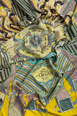 un gros plan sur une écharpe jaune à motifs