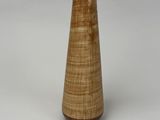un vase en bois posé sur une surface blanche