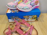 un gros plan sur une paire de chaussures roses posées sur une table
