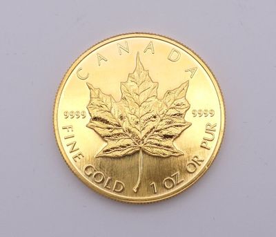 pièce d'or représentant une feuille d'érable sur un fond blanc