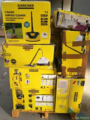 boîtes empilées dans une pièce