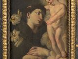 une peinture représentant une femme tenant un enfant dans ses bras
