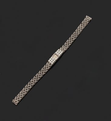 un bracelet en or blanc 18 carats avec un fermoir serti de diamants