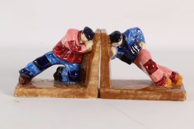 deux figurines représentant un homme et une femme assis sur un banc