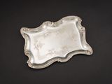 un plateau ancien en argent orné d'un motif floral