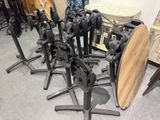 beaucoup de chaises et de tables posées par terre