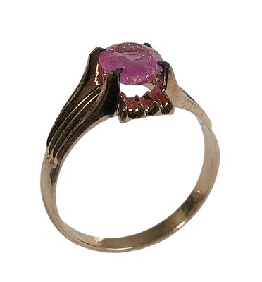 BAGUE en argent doré sertie d'une pierre rose (saphir ?), to…