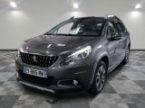 la voiture grise est garée sur un sol en damier dans le garage