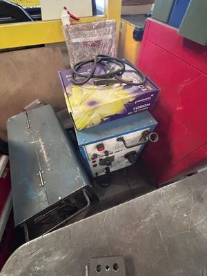 une pile d'articles sur un tapis roulant dans un magasin