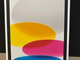 une boîte sur laquelle figure l'image d'un iPad 11 d'Apple
