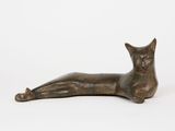 sculpture représentant un chat couché sur le dos