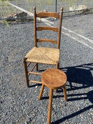 une chaise en bois et un tabouret en bois sur un parking