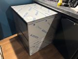 une boîte posée sur un comptoir