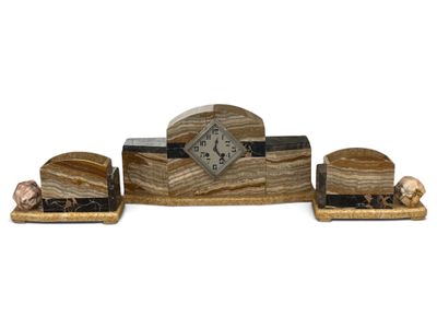 une horloge en bois posée sur une table, à côté d'autres objets
