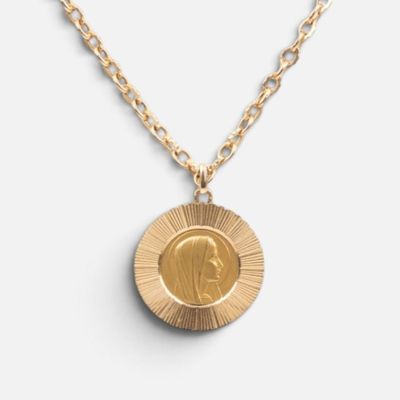 un collier en or avec une pièce de monnaie sur une chaîne