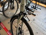 de nombreux vélos garés en rang sur le trottoir