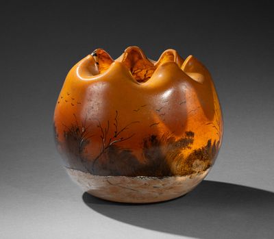 un vase sur lequel est représenté un paysage