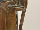 gros plan d'une statue de bronze représentant un cheval