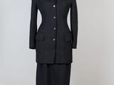 un tailleur noir et une jupe sur un mannequin, un mannequin, un mannequin, un mannequin, un mannequin, un mannequin, un mannequin, un mannequin, un mannequin, un mannequin, un mannequin, un mannequin, un mannequin, un mannequin, un mannequin, un mannequin, un mannequin, un mannequin, un mannequin, un mannequin, un mannequin, un mannequin, un mannequin, un mannequin, un mannequin, un mannequin, un mannequin, un mannequin, un mannequin, un mannequin, un mannequin, un mannequin, un mannequin