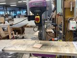 une machine posée sur une table dans un bâtiment