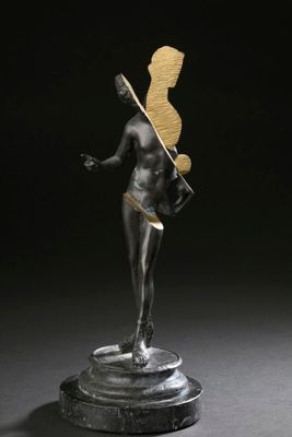 une statue en bronze d'une femme avec un chapeau sur la tête