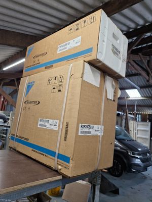 deux cartons empilés l'un sur l'autre dans un entrepôt