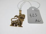 un gros plan d'un collier orné d'un lion
