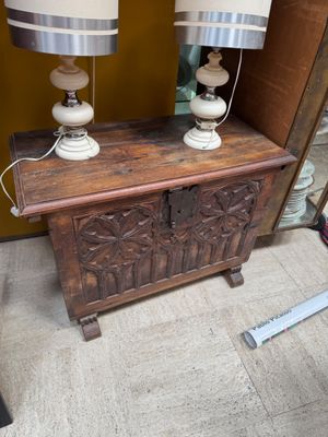 two lamps that are sitting on top of a table