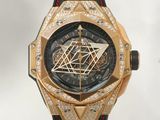 un gros plan d'une montre en or sertie de diamants