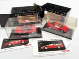 trois Ferrari rouges sont exposées dans une vitrine posée sur un socle blanc