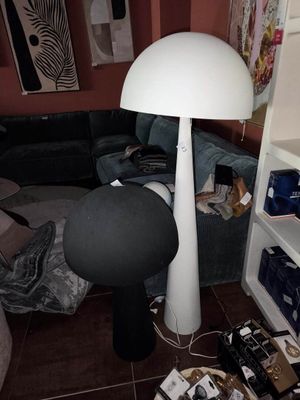 une lampe posée sur une table dans une pièce