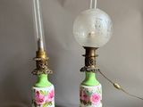 une paire de lampes de table vertes et dorées ornées de fleurs roses