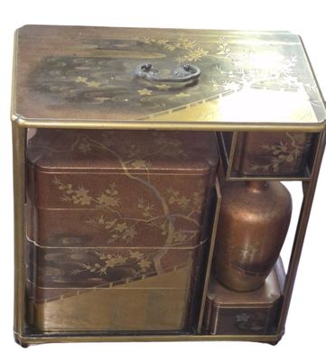 un petit meuble en bois surmonté d'un vase