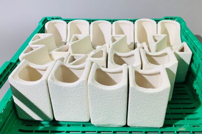 beaucoup de tasses blanches dans une caisse verte