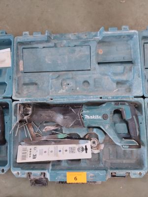 une boîte bleue avec des outils à l'intérieur sur le sol