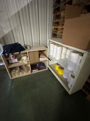 un petit réfrigérateur au milieu d'une pièce, rempli de nombreux objets