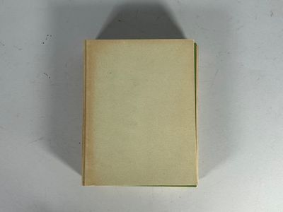 un livre posé sur une table, sur lequel se projette une ombre