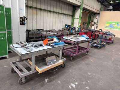 une table sur laquelle sont posés des outils, dans un entrepôt