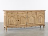 un grand buffet en bois à trois portes et trois tiroirs