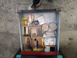 une valise qui contient tout un tas de choses