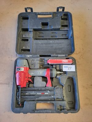 Une image représentant une trousse à outils est posée par terre