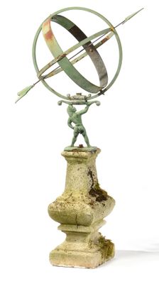 une statue représentant un homme tenant une épée et un cadran solaire