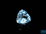 un diamant bleu sur fond noir