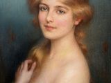 portrait d'une femme en robe blanche portant un bracelet en or