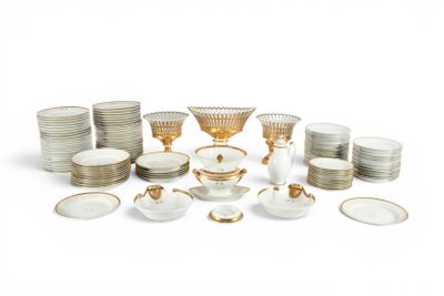 de nombreux types de plats et de tasses sur la table