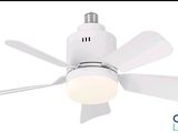 un gros plan d'un ventilateur de plafond équipé d'une lampe