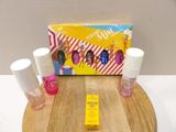 une boîte de vernis à ongles et un flacon de vernis à ongles posés sur une table