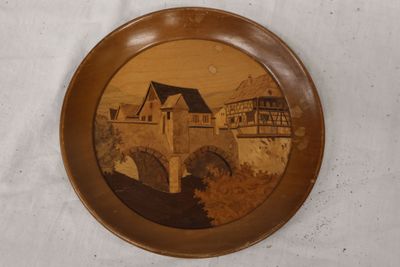 la photo d'une assiette sur laquelle figure un pont