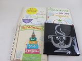 deux livres posés sur une table